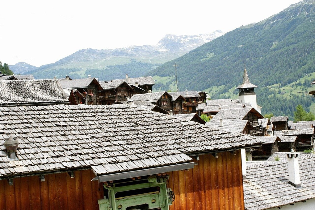 スイスのグリメンツは花で飾られた綺麗な村です。