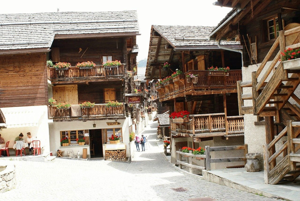 スイスのグリメンツは花で飾られた綺麗な村です。