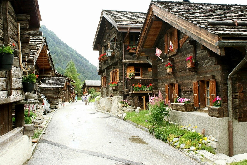 スイスのチナール村の集落です。