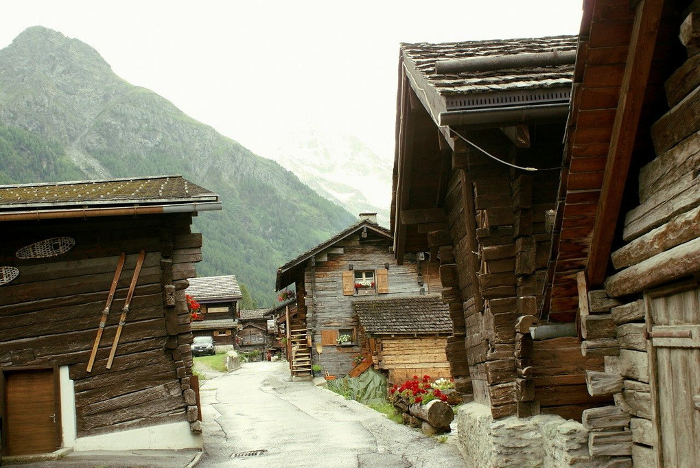 スイスのチナール村の集落です。