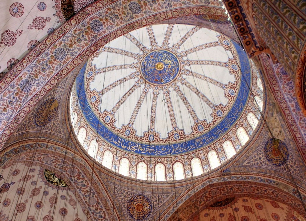 トルコのモスクの天井は綺麗です。
