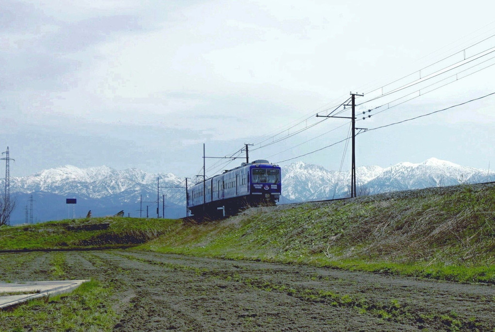 富山地方鉄道沿いの立山連峰