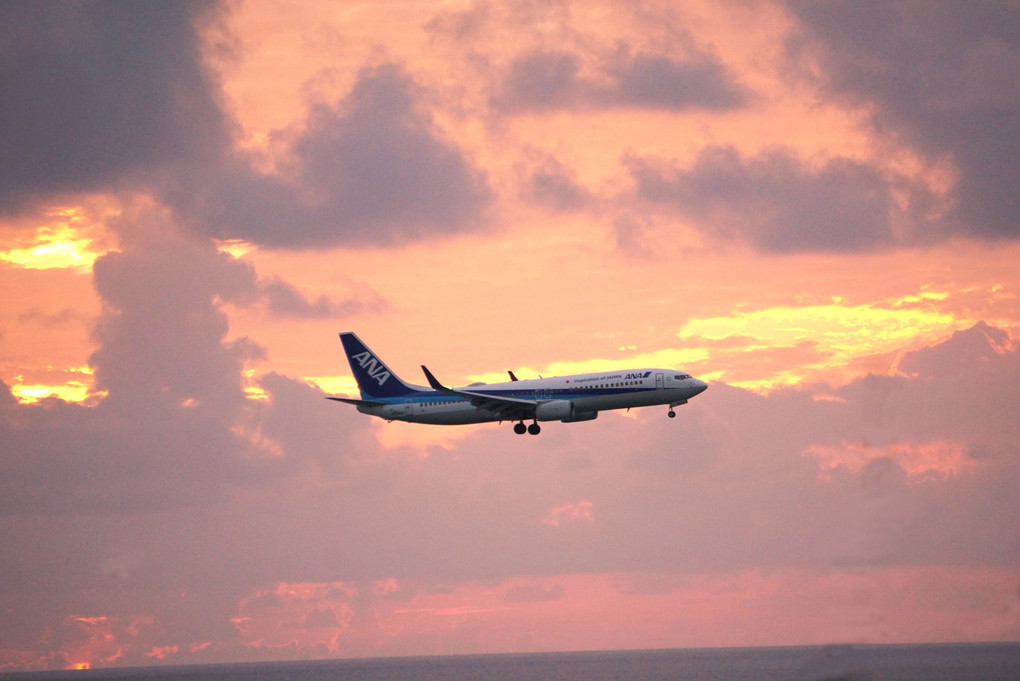 瀬長島から飛行機の離着陸を見る。