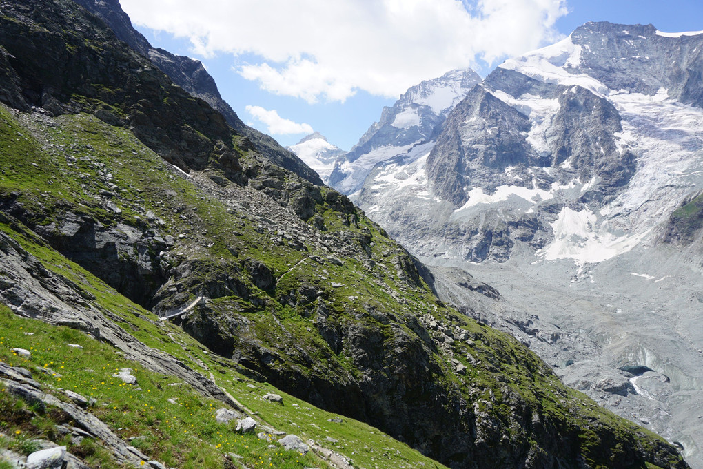 スイスのグラモンテヒュッテへのハイキング