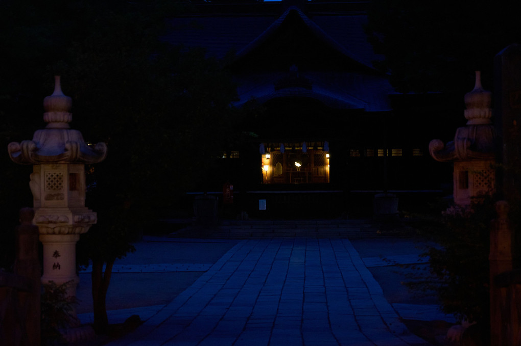 四柱神社の夜と昼