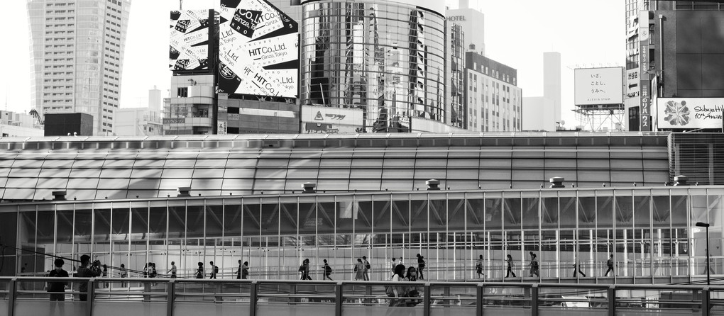 行き交う人々：渋谷空中通路