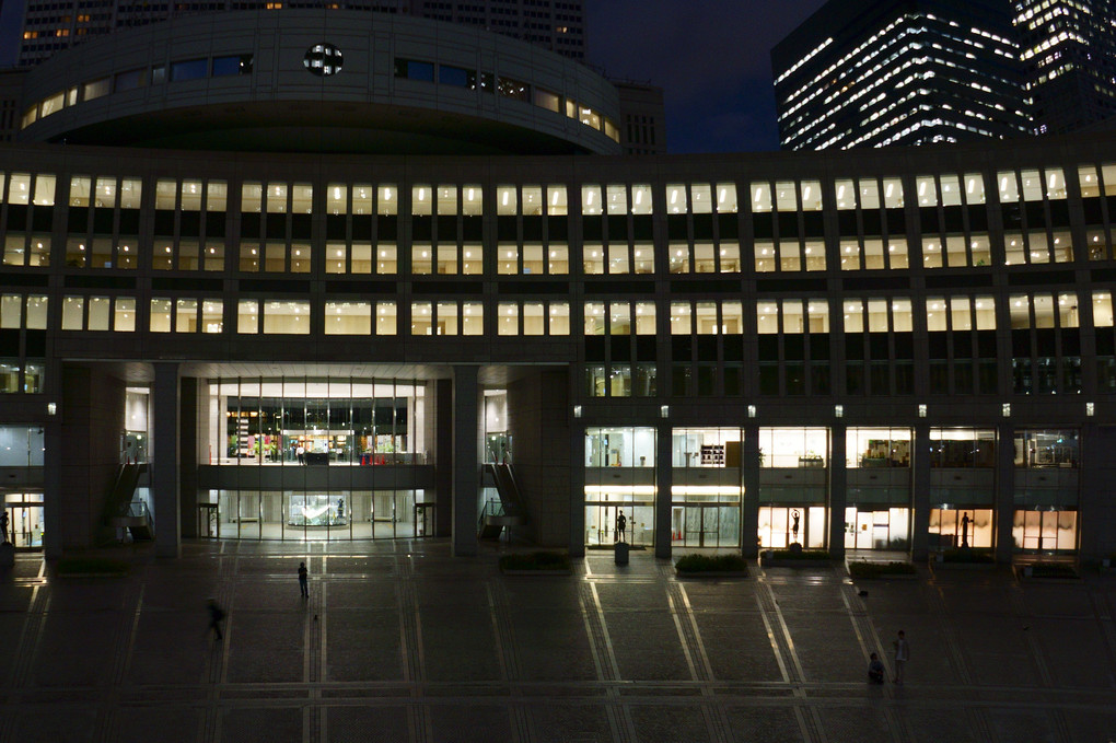 新宿散歩-16　夜の都民広場　＠東京都庁