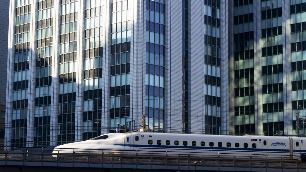 ビル街を走行するN700系新幹線