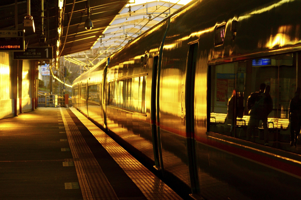 青いロマンスカー６：夕陽を浴びて！＠小田急線・百合ケ丘駅