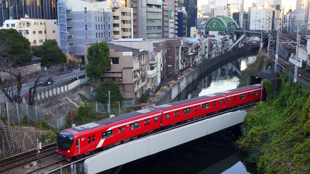 神田川を渡る赤い電車：地下鉄丸ノ内線