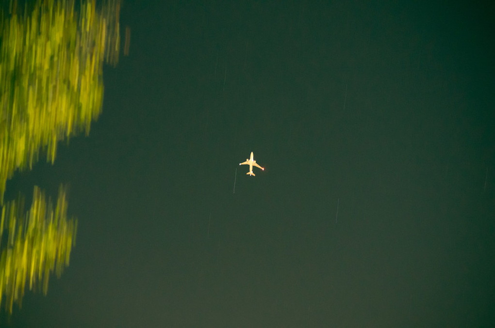 夜間飛行機の流し撮り(0.8秒)