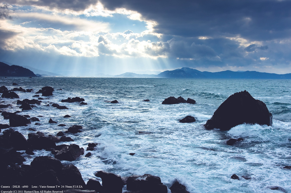 荒波と光の日本海