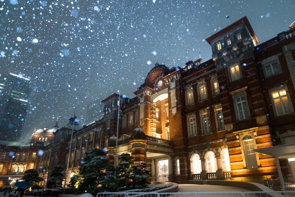 『　輝く雪の東京駅　』