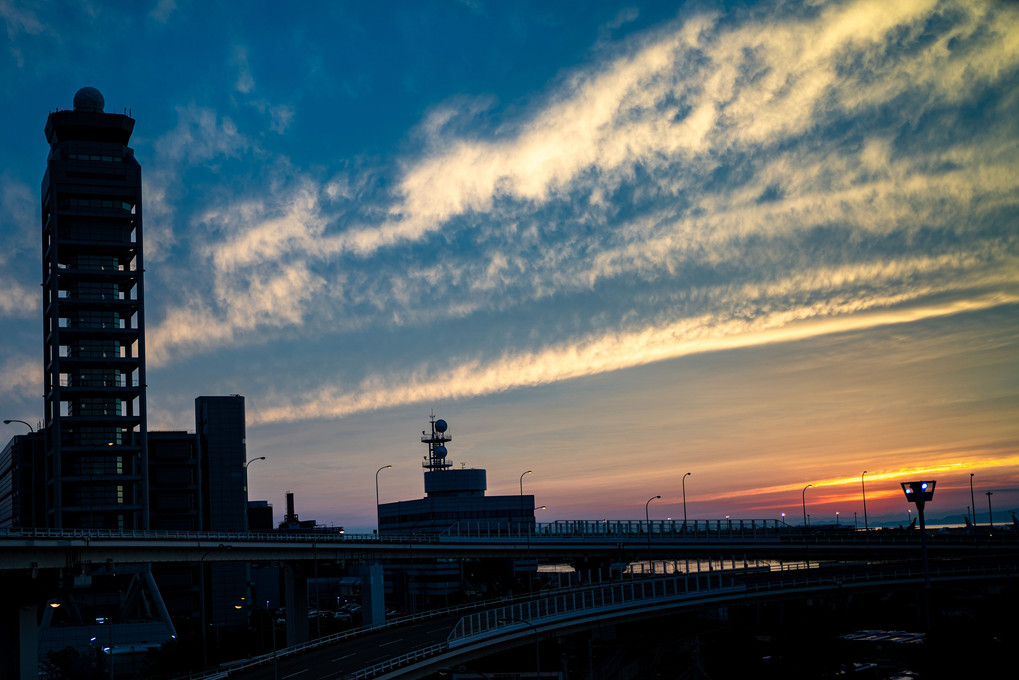 関西空港　夕暮の管制塔