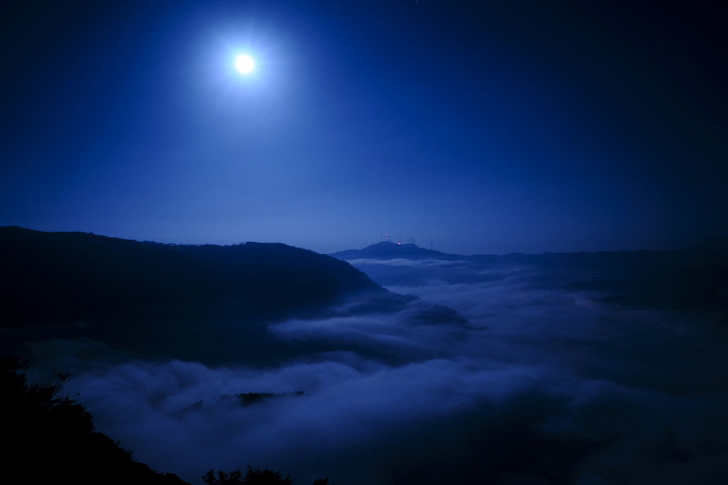 雲海を照らす月