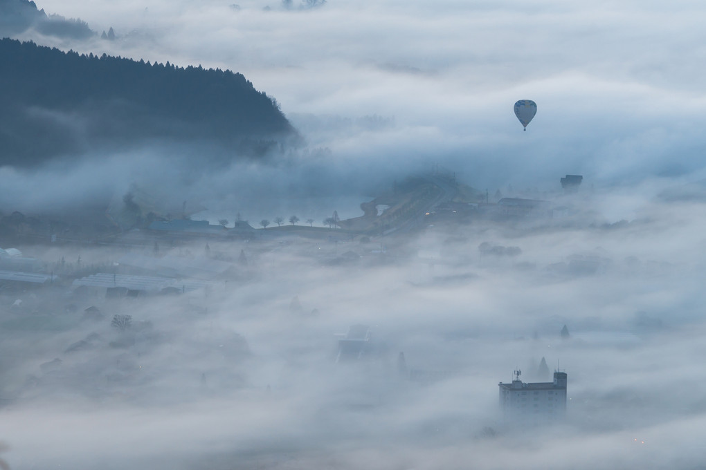 霧に覆われる街