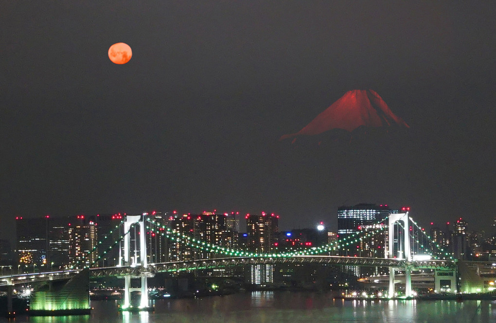 富士山と月とレインボーブリッジ