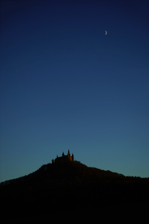 天空の城ホーエンツォレルン城と月