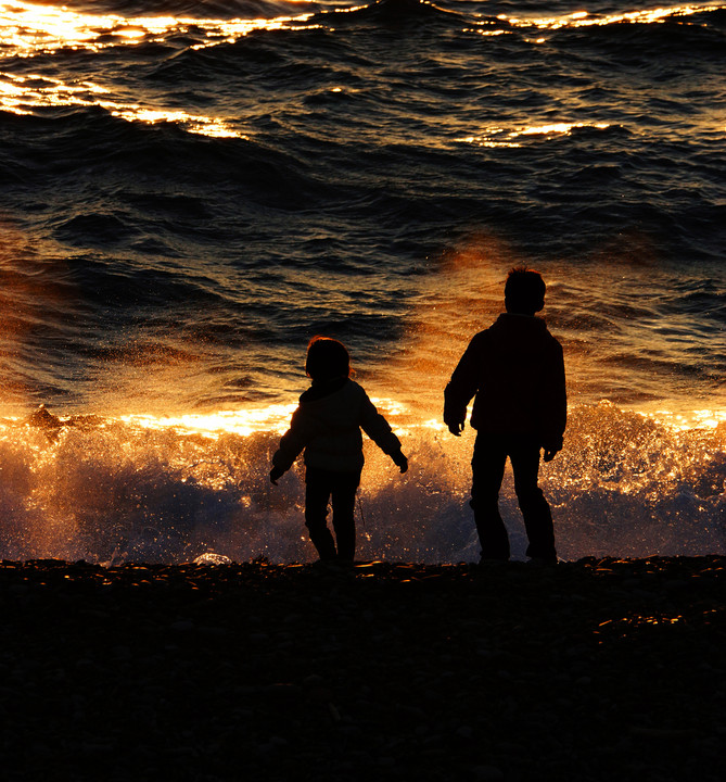 兄と妹の夕暮れの海