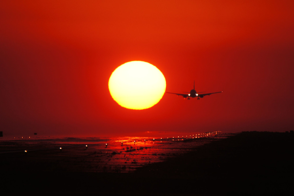 熊本空港夕日と飛行機