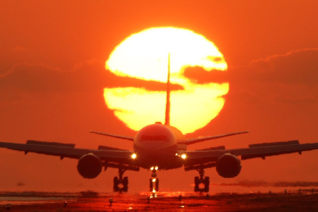熊本空港夕日と飛行機　20191207