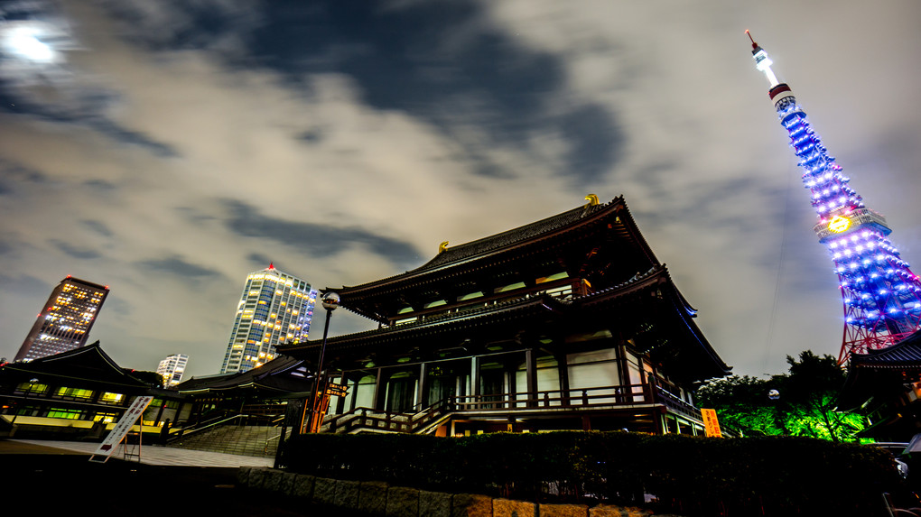 月夜の増上寺。ドラえもんを添えて