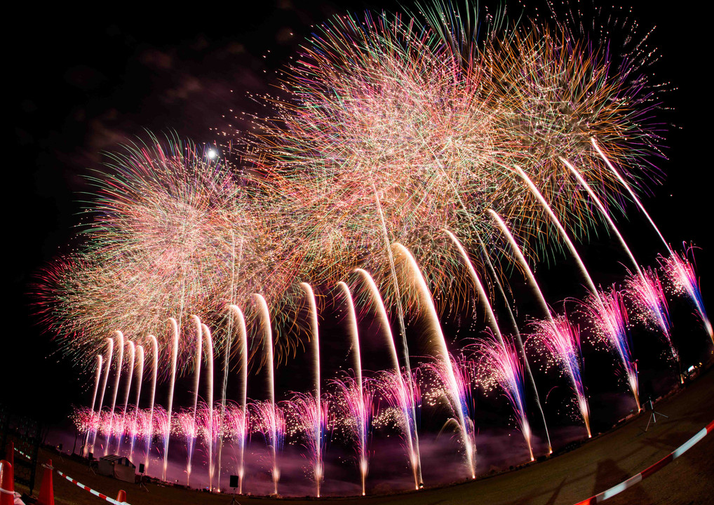 晩秋の澄んだ夜空を彩る