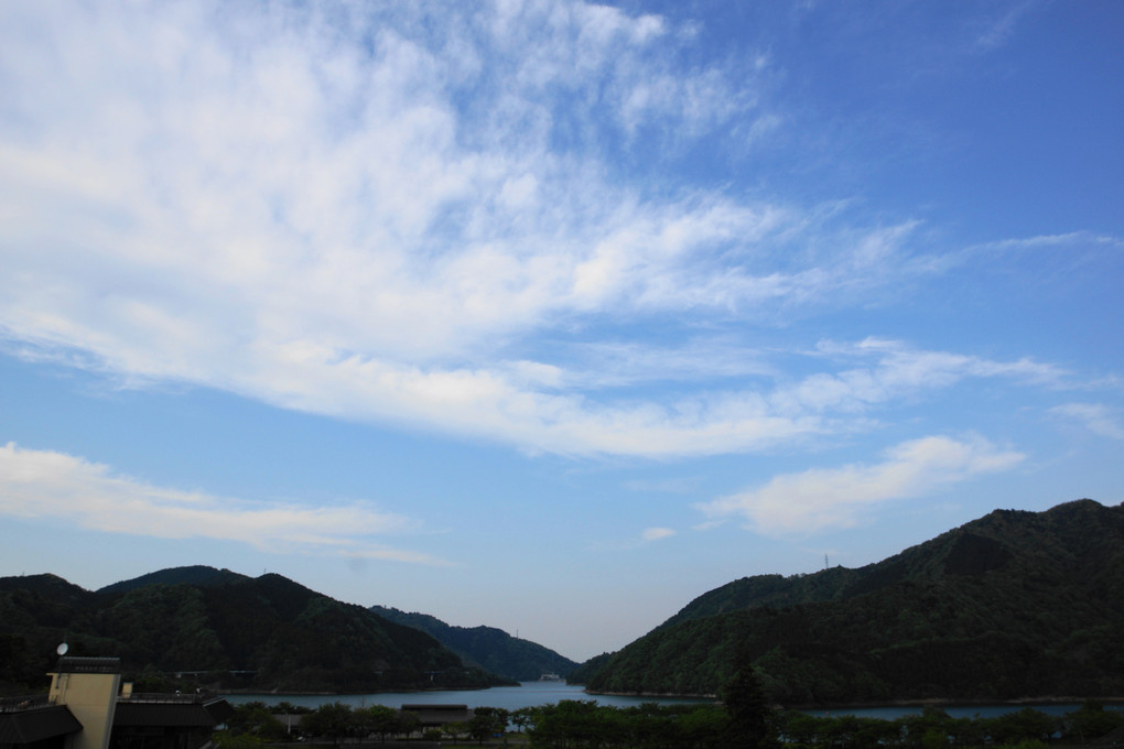 新緑・青空・湖