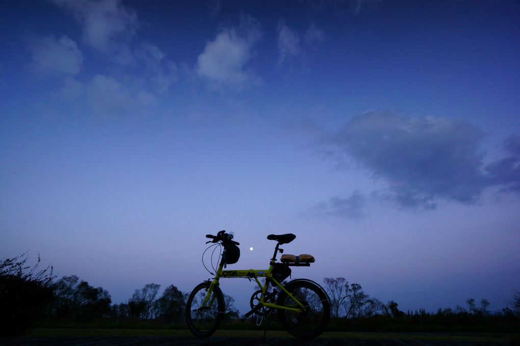 月と自転車