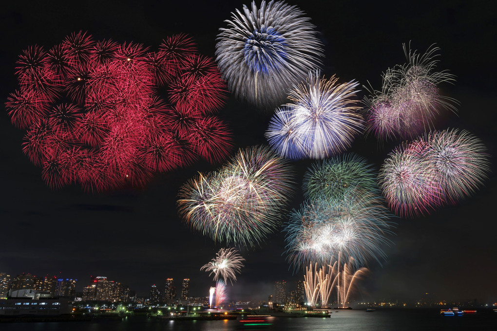 横浜夜景と共に見る関東最大級の20,000発の新しい花火大会