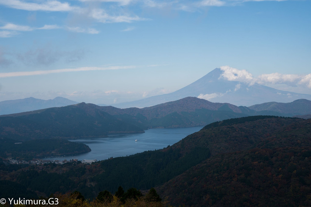 大観山スカイラウンジから見る芦ノ湖と富士山