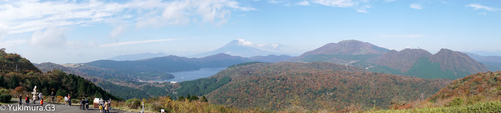 大観山スカイラウンジから見る芦ノ湖と富士山