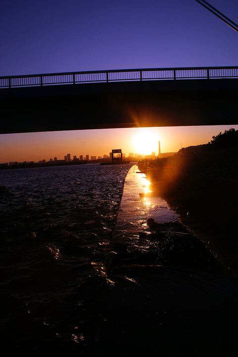 橋の下の夕日