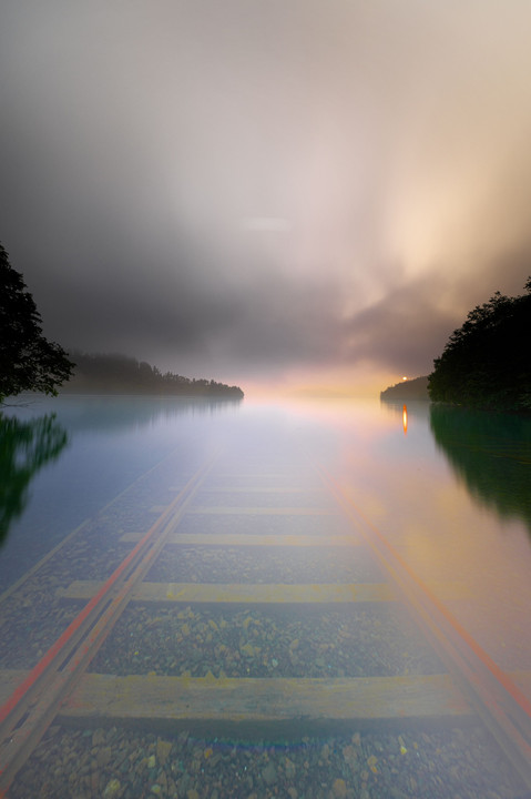 朝靄の湖底鉄道