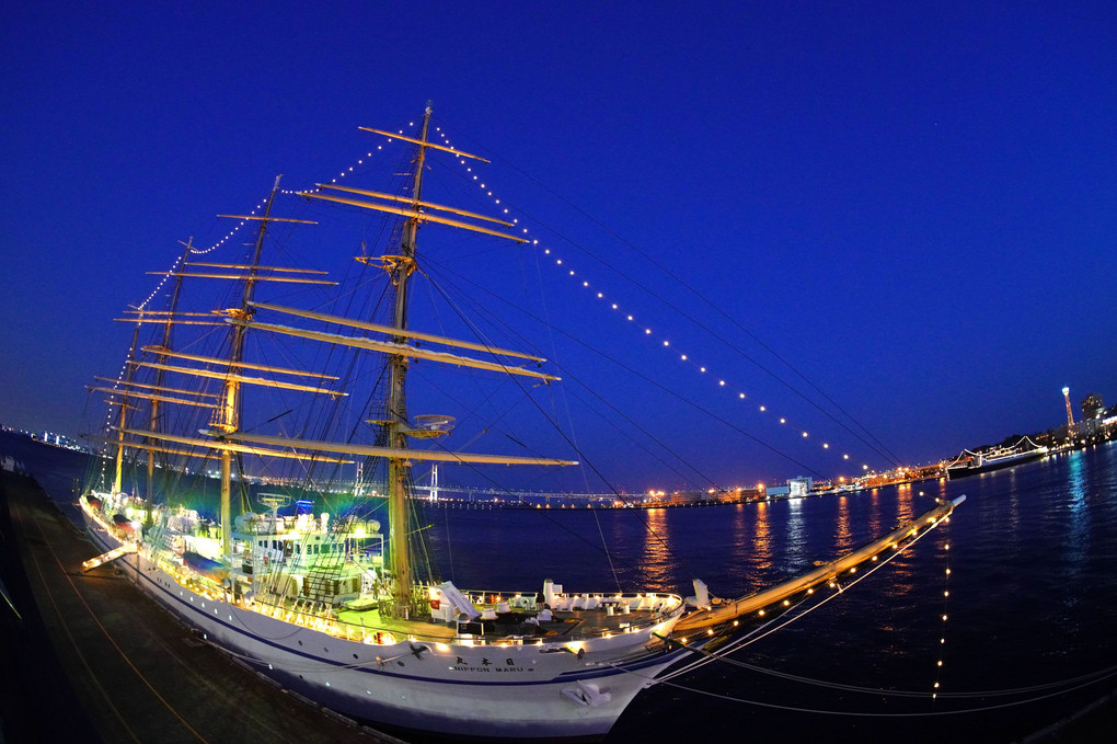 横浜で休憩中の帆船日本丸
