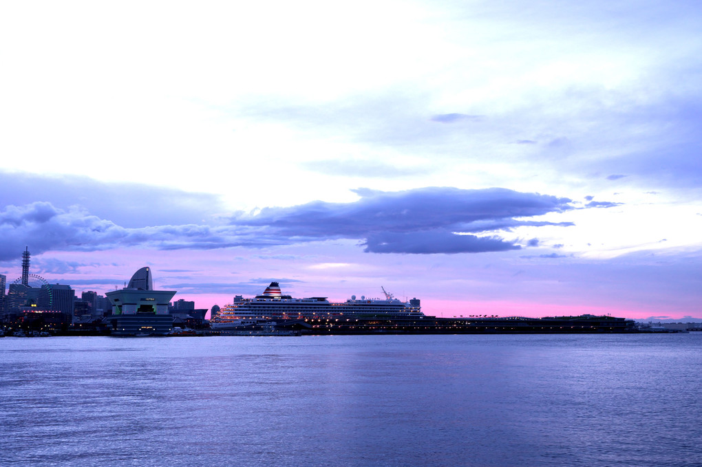穏やかな港の夕景