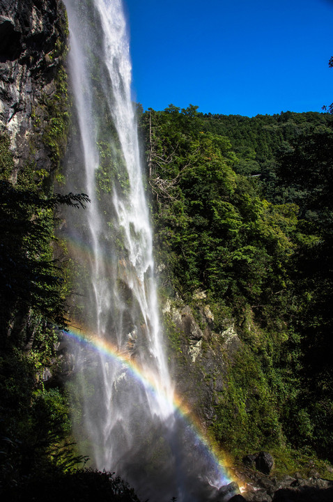 天空の滝に懸かる虹
