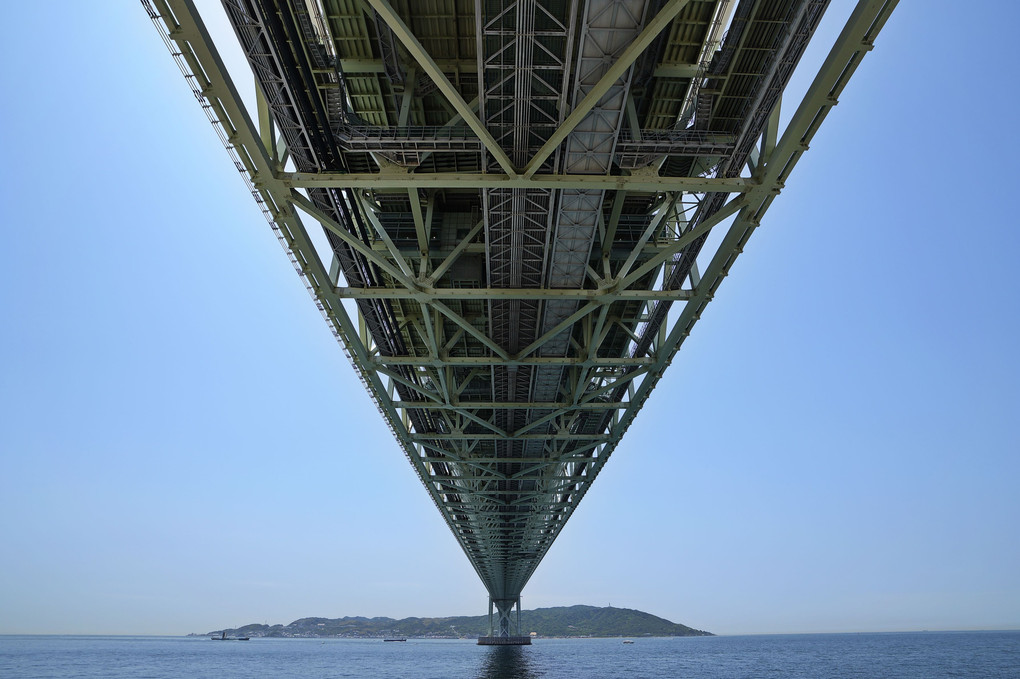 雄大な明石海峡大橋