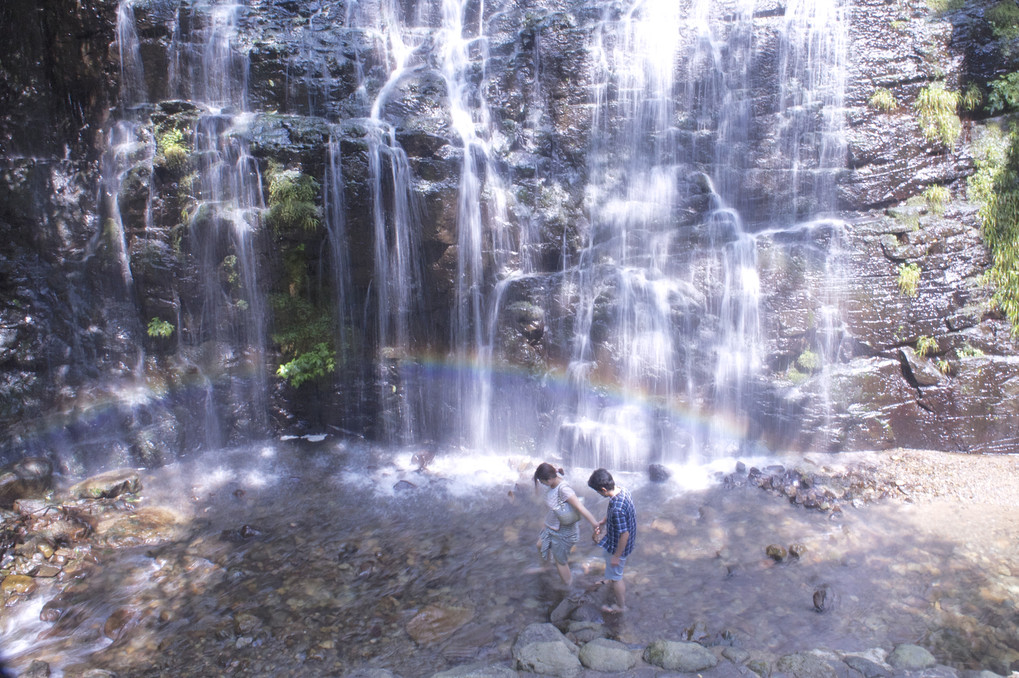 滝の中の虹