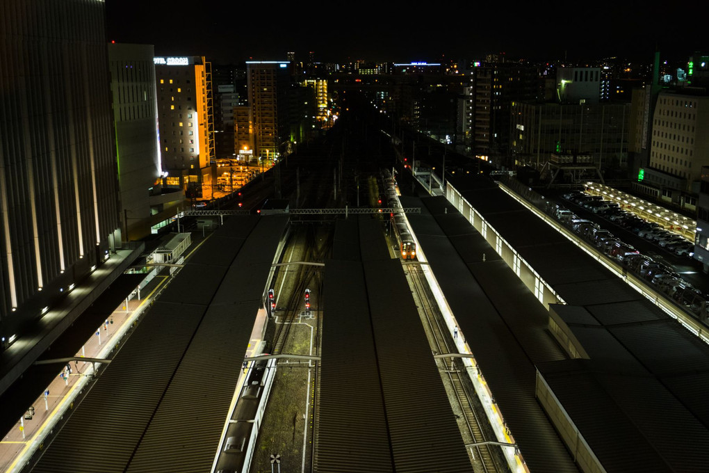 闇の中へ…。　博多駅にて