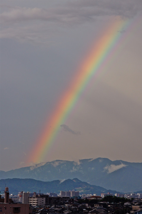 天にのびる虹……