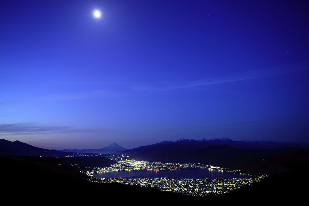 諏訪湖宝石箱と富士と月とそして日の出と