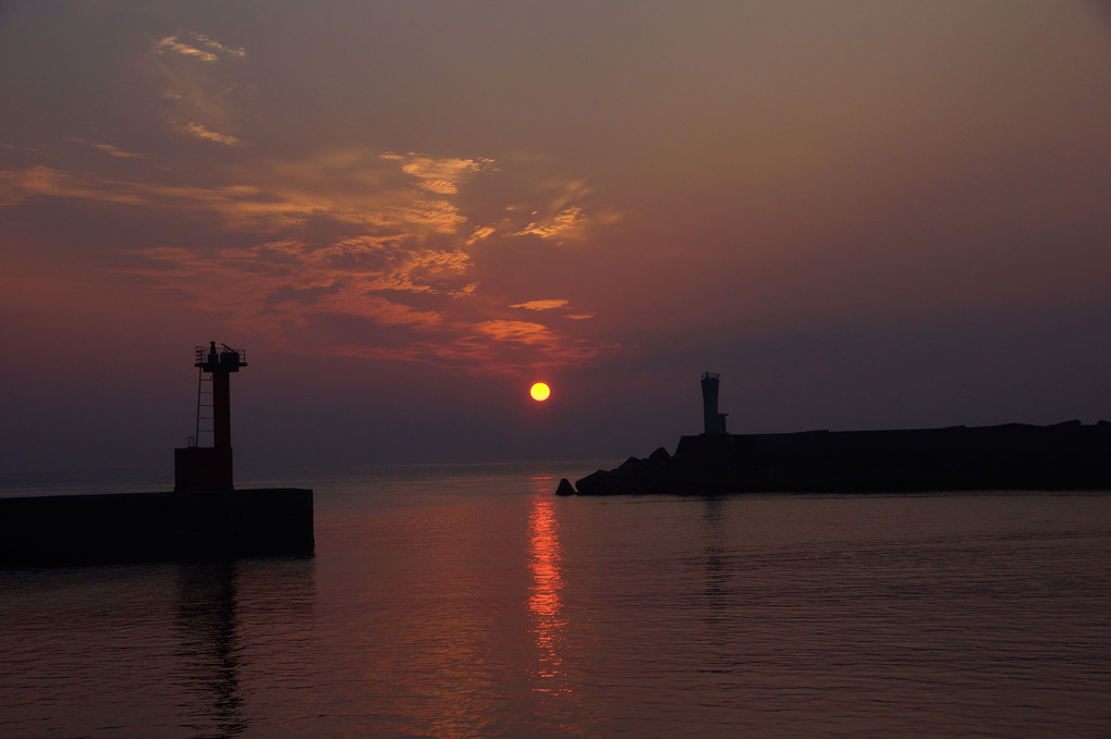 稲取漁港に昇る朝日（２）