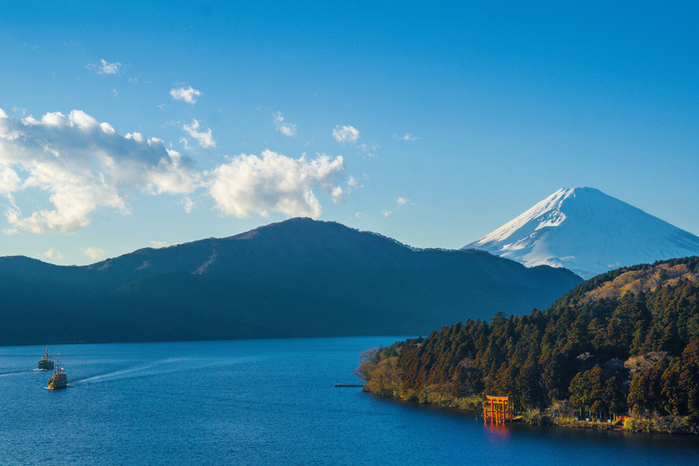 芦ノ湖と富士山と鳥居