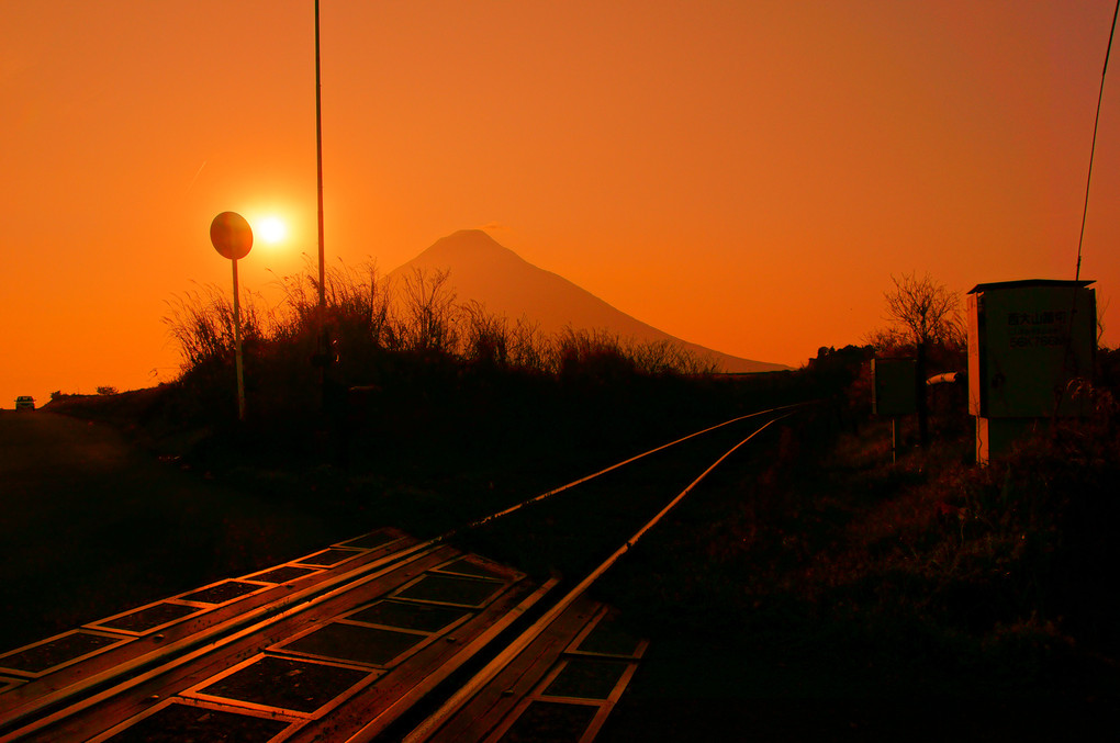 sunset33  薩摩富士　西大山踏切にて