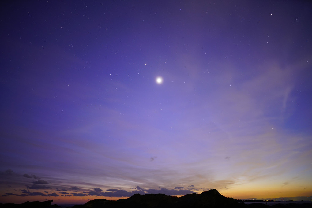 夕暮れの星空