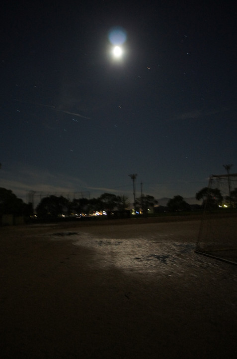 夜の校庭で