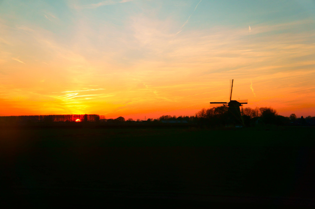 オランダの夕日　~バスの車窓より~