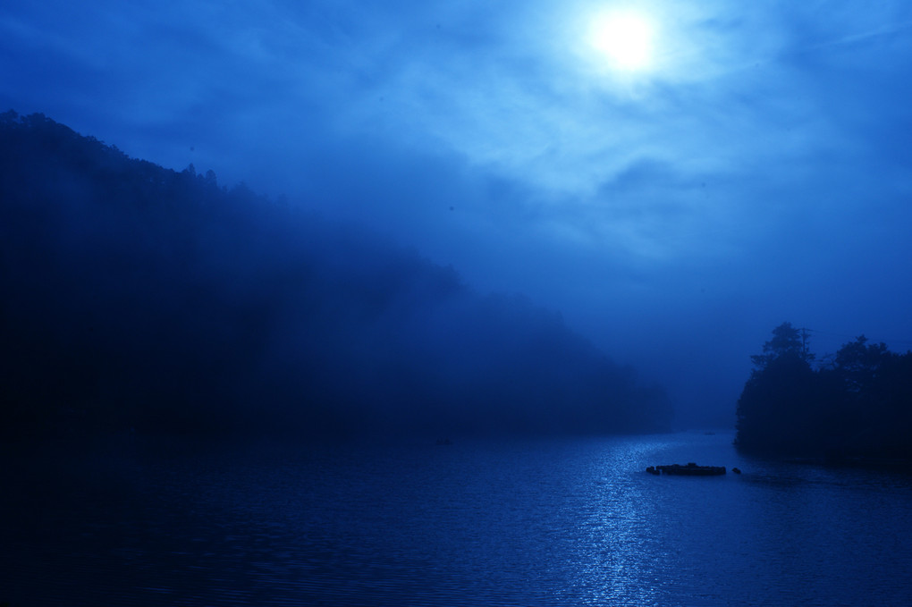 朝霧の湖畔