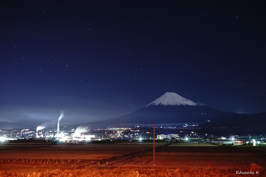 夜空に映える富士山